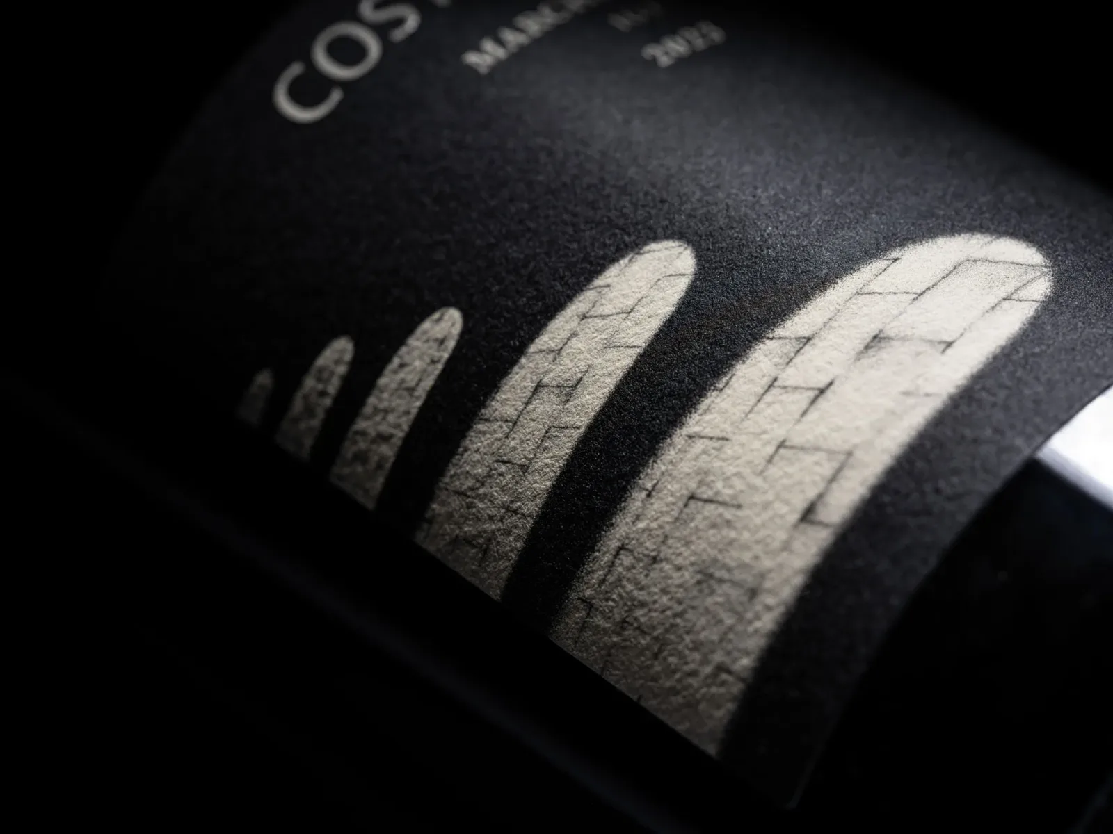 closeup del deisgn etichetta vino per podere vito cardinale