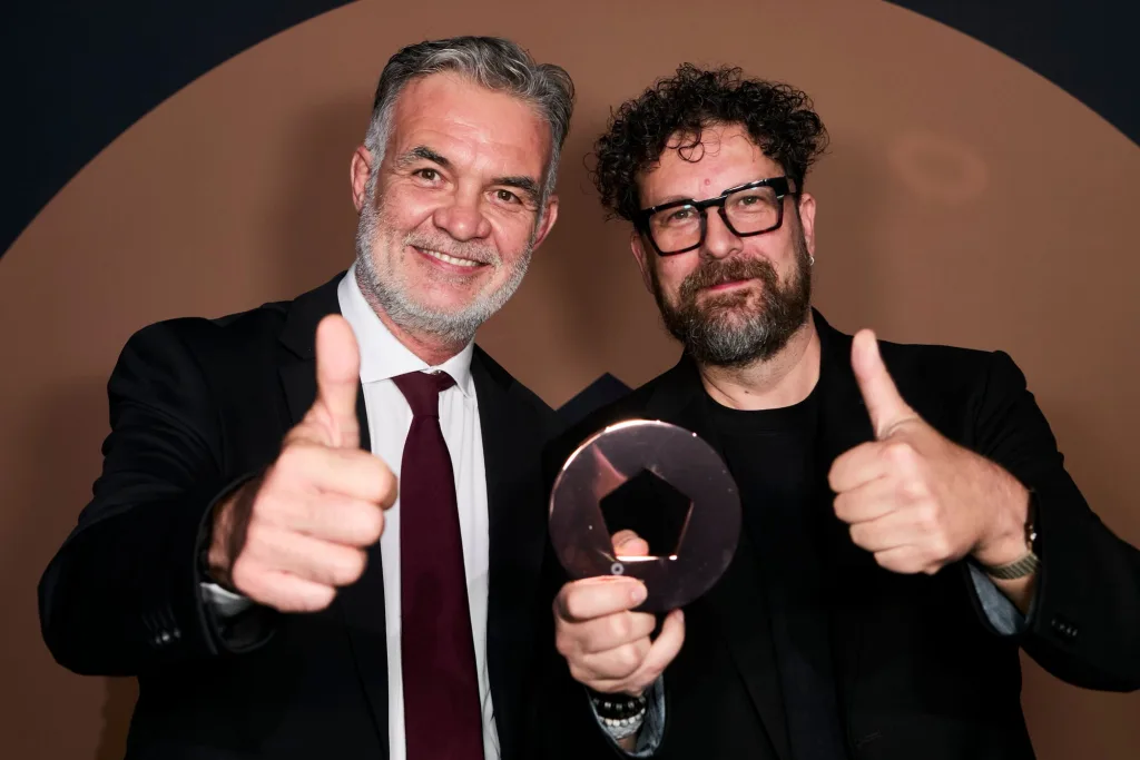 Luca Mancini e Luca Pisciotta del team NSG alzano il pollice con il trofeo Bronzo dei Pentawards 2026