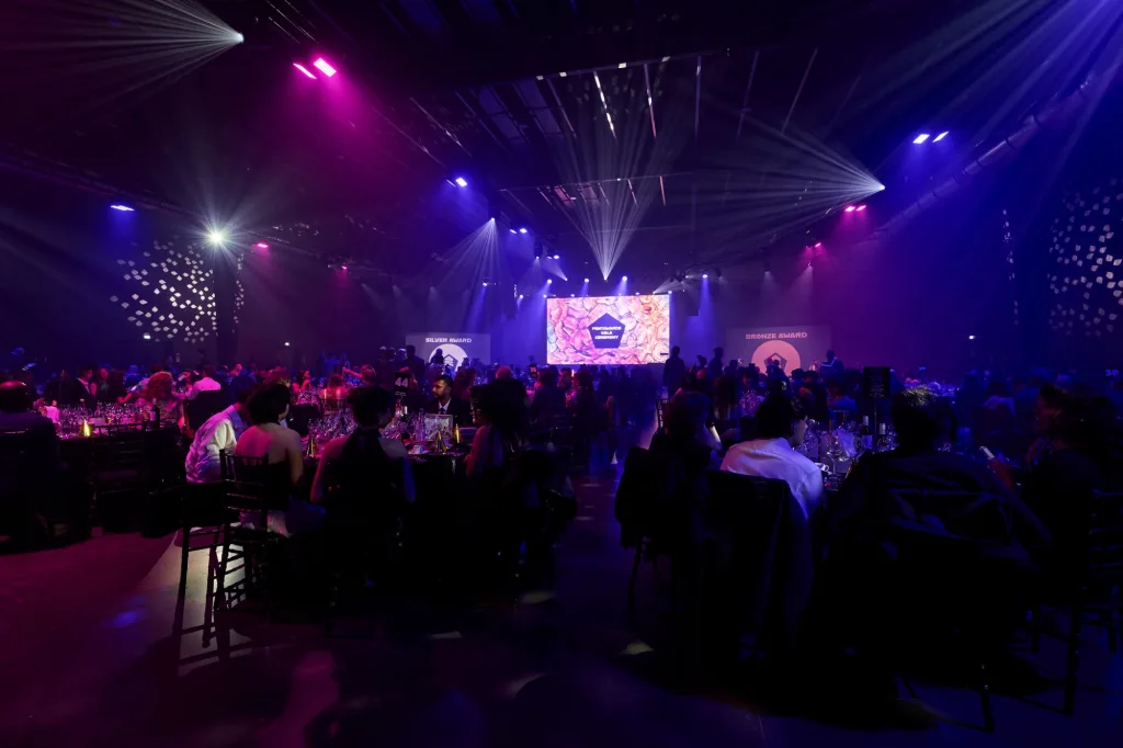 La cerimonia dei Pentawards 2026: il palco con lo schermo e gli ospiti seduti ai tavoli