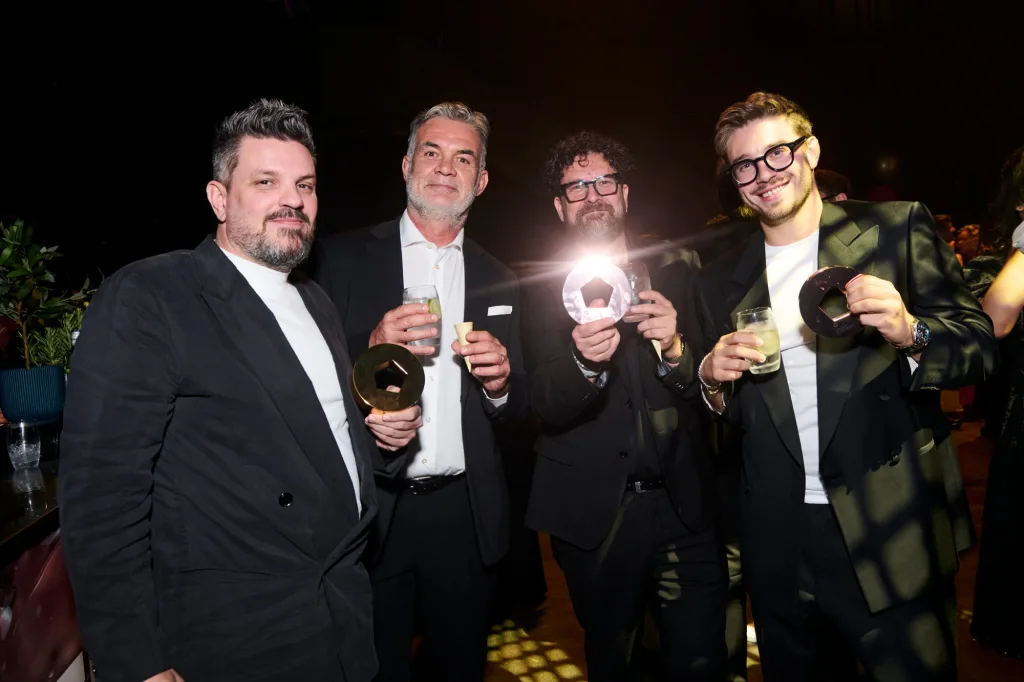 NSG con amici hanno i trofei Pentawards in mano dopo la premiazione