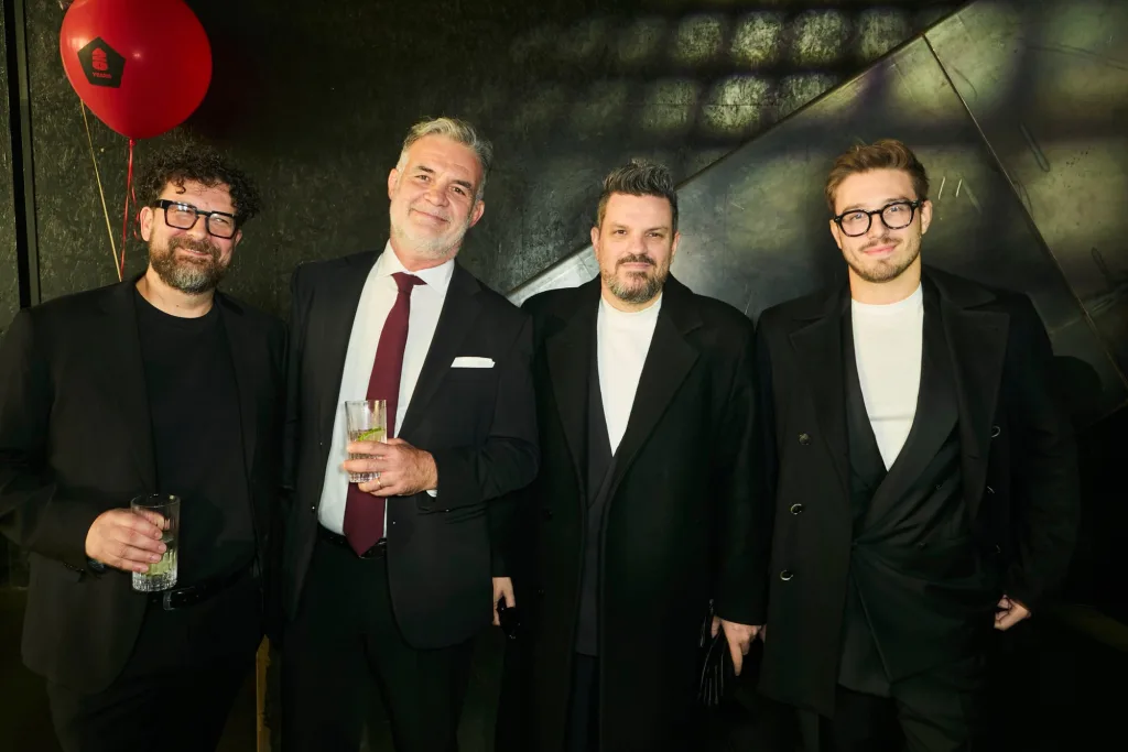 NSG con amici hanno i trofei Pentawards in mano dopo la premiazione
